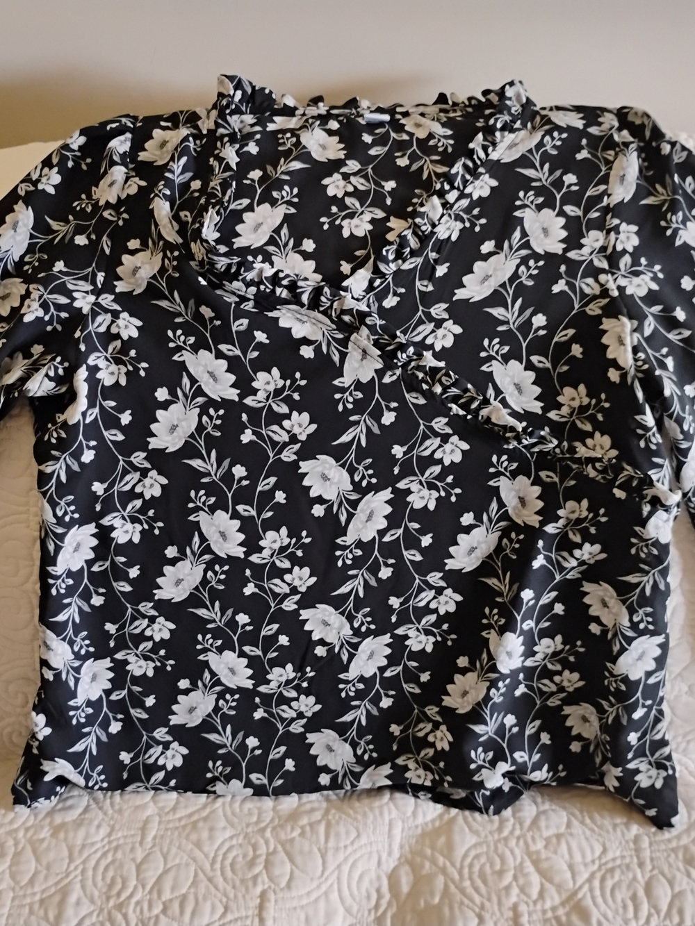 Old Navy Black Floral Ruffle-Trim V-Neck Blouse Size L